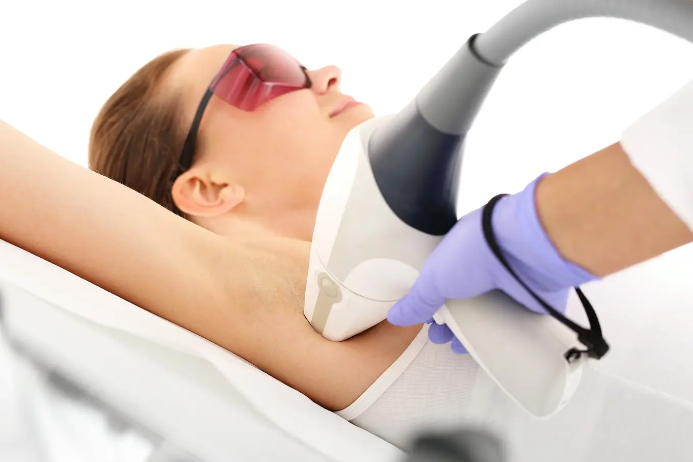 kobieta podczas zabiegi depilacji laserowej pach